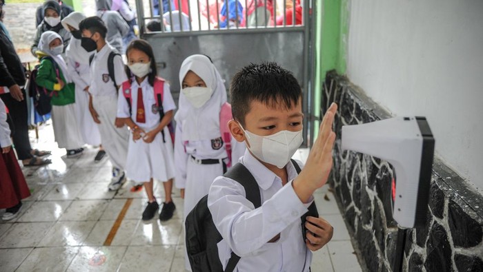 PTM di Bandung Kembali 50 Persen Aktivitas belajar mengajar di SDN 065 Cihampelas Bandung, Jawa Barat, Senin (7/2/2022). Pemerintah Kota Bandung kembali melakukan pengetatan aktivitas masyarakat termasuk pembelajaran tatap muka (PTM) menjadi 50 persen guna mencegah penyebaran COVID-19 di lingkungan sekolah. ANTARA FOTO/Raisan Al Farisi/aww.