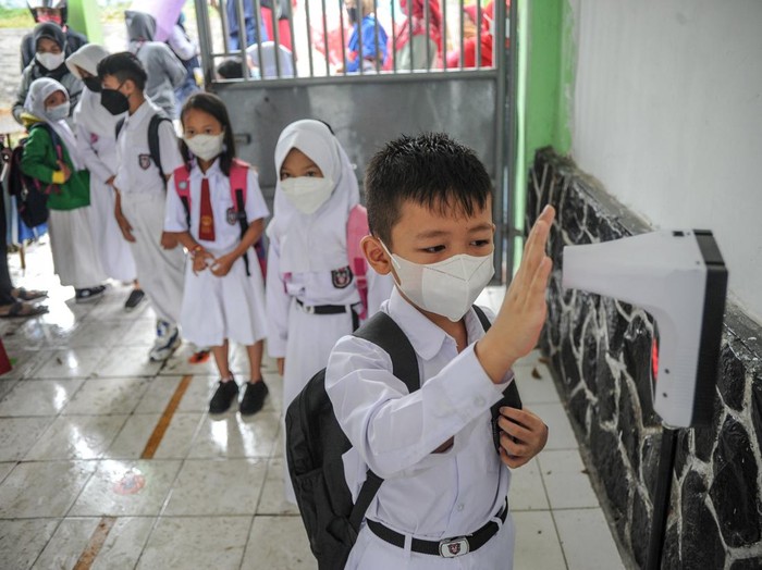Aktivitas belajar mengajar di SDN 065 Cihampelas Bandung, Jawa Barat, Senin (7/2/2022). Pemerintah Kota Bandung kembali melakukan pengetatan aktivitas masyarakat termasuk pembelajaran tatap muka (PTM) menjadi 50 persen guna mencegah penyebaran COVID-19 di lingkungan sekolah.  ANTARA FOTO/Raisan Al Farisi/aww.