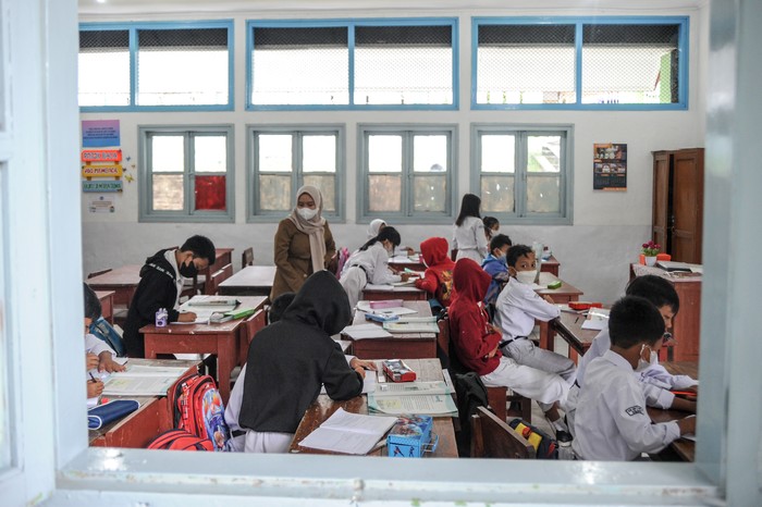Aktivitas belajar mengajar di SDN 065 Cihampelas Bandung, Jawa Barat, Senin (7/2/2022). Pemerintah Kota Bandung kembali melakukan pengetatan aktivitas masyarakat termasuk pembelajaran tatap muka (PTM) menjadi 50 persen guna mencegah penyebaran COVID-19 di lingkungan sekolah.  ANTARA FOTO/Raisan Al Farisi/aww.