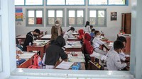 Pemerintah Kota Bandung kembali melakukan pengetatan aktivitas masyarakat termasuk pembelajaran tatap muka (PTM) menjadi 50 persen guna mencegah penyebaran COVID-19 di lingkungan sekolah.
