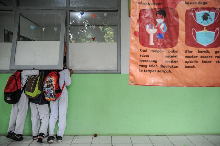 Aktivitas belajar mengajar di SDN 065 Cihampelas Bandung, Jawa Barat, Senin (7/2/2022). Pemerintah Kota Bandung kembali melakukan pengetatan aktivitas masyarakat termasuk pembelajaran tatap muka (PTM) menjadi 50 persen guna mencegah penyebaran COVID-19 di lingkungan sekolah.  ANTARA FOTO/Raisan Al Farisi/aww.