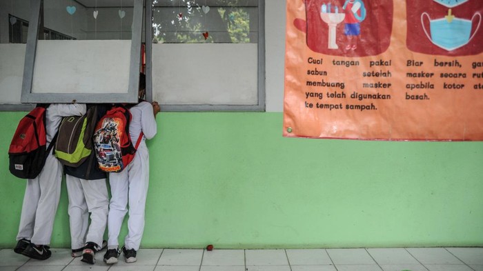 Aktivitas belajar mengajar di SDN 065 Cihampelas Bandung, Jawa Barat, Senin (7/2/2022). Pemerintah Kota Bandung kembali melakukan pengetatan aktivitas masyarakat termasuk pembelajaran tatap muka (PTM) menjadi 50 persen guna mencegah penyebaran COVID-19 di lingkungan sekolah.  ANTARA FOTO/Raisan Al Farisi/aww.