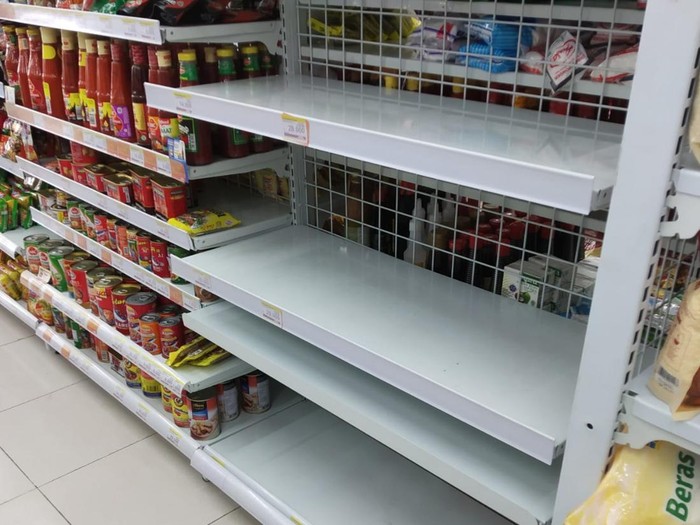Rak minyak goreng di minimarket kosong/Aldiansyah Nurrahman-detikcom