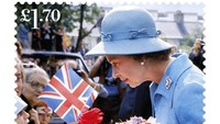 Salah satu dari delapan perangko baru yang menunjukkan Ratu Elizabeth II selama berjalan-jalan di Jubilee Perak di Camberwell pada Juni 1977, yang telah diterbitkan untuk menandai Yubileum Platinum raja.