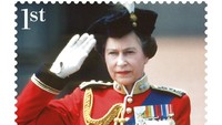 Salah satu dari delapan perangko baru yang menunjukkan Ratu Elizabeth II memberi hormat dengan seragam dan menunggang kuda selama Trooping the Colour 1978, yang telah dikeluarkan untuk menandai Yubileum Platinum raja.