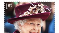 Salah satu dari delapan perangko baru yang menunjukkan Ratu Elizabeth II tersenyum, mengenakan pakaian dan topi merah anggur, selama kunjungan ke markas MI5 pada Februari 2020, yang telah diterbitkan untuk menandai Platinum Jubilee raja.