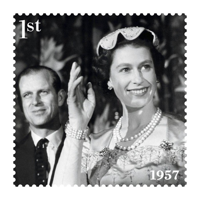 Ratu Elizabeth II dari Masa ke Masa dalam Prangko This undated handout provided by Royal Mail on Friday, Feb. 4, 2022 shows of one of eight new stamps showing Queen Elizabeth II smiling, wearing a burgundy outfit and hat, during a visit to the MI5 headquarters in February 2020, which has been issued to mark the monarch's Platinum Jubilee. (Royal Mail via AP)