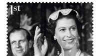 Selebaran tak bertanggal yang disediakan oleh Royal Mail pada hari Jumat, (4/2/2022) ini menunjukkan salah satu dari delapan perangko baru yang menunjukkan Ratu Elizabeth II bersama Duke of Edinburgh selama tur ke Washington DC di AS pada tahun 1957, yang diterbitkan untuk menandai Platinum Jubilee raja.