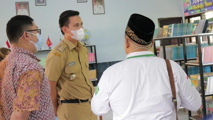 Renovasi Perpustakaan SMPN 2 Kendal Indomaret bersama NU Care-Lazisnu kembali menyalurkan bantuan pendidikan berupa renovasi perpustakaan SMPN 2 Pageruyung, Kendal, Jawa Tengah. Ini bentuknya.