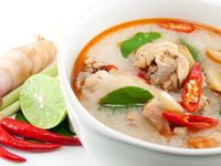 Resep Tom Yum Sehat dengan Kaldu Ayam Rendah Lemak: Nikmati Kelezatan Thailand Tanpa Rasa Bersalah