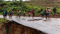 Topan yang menyebabkan banjir juga membuat jalan longsor.