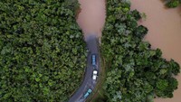 Lalu lintas di Kota Vohiparara, Madagascar, terputus akibat banjir.