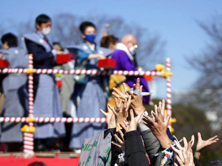 Ritual Melempar Kacang, Berharap Keberuntungan