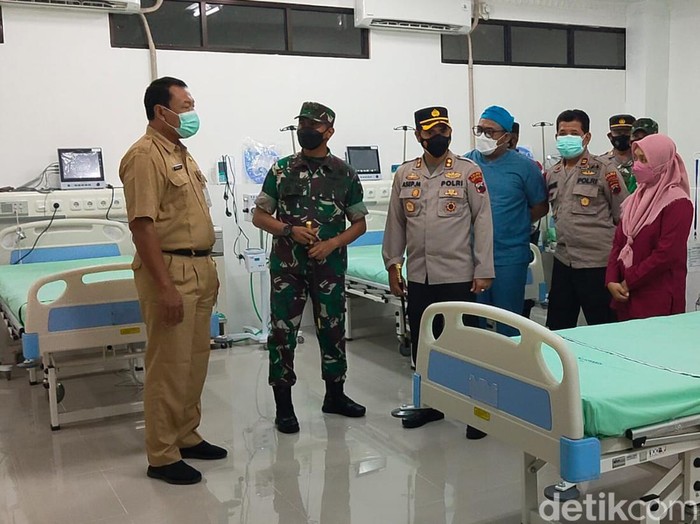 Kapolres dan Dandim mengecek kesiapan Asrama Haji Donohudan untuk pasien COVID.