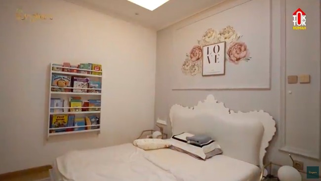 Inilah penampakan kamar Sada Amina, putri Fitri Tropica dan Irvan Hanafi. Anti-mainstream, warna beige yang netral menjadi pilihan untuk kamarnya. (Foto: Sumber: YouTube/The Sungkars)