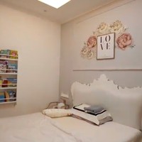 Inilah penampakan kamar Sada Amina, putri Fitri Tropica dan Irvan Hanafi. Anti-mainstream, warna beige yang netral menjadi pilihan untuk kamarnya. (Foto: Sumber: YouTube/The Sungkars)