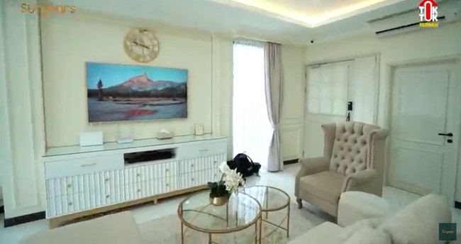 Palet yang lembut dipilih sebagai tema utama warna interior dapur dan ruang keluarga sehingga menghadirkan atmosfer yang cozy dan menenangkan. (Foto: Sumber: YouTube/The Sungkars)