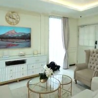 Palet yang lembut dipilih sebagai tema utama warna interior dapur dan ruang keluarga sehingga menghadirkan atmosfer yang cozy dan menenangkan. (Foto: Sumber: YouTube/The Sungkars)