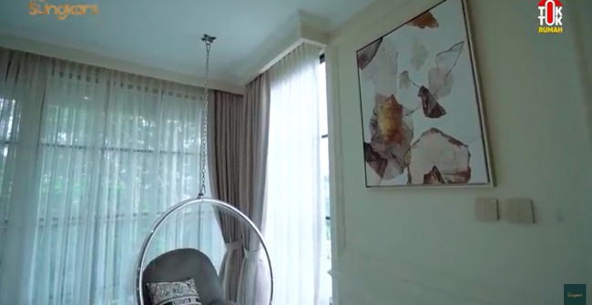 Di salah satu sudut rumah terdapat hammock bergaya modern yang terbuat dari kaca. Bentuknya yang unik menjadi penghias tersendiri. (Foto: Sumber: YouTube/The Sungkars)