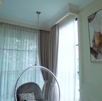 Di salah satu sudut rumah terdapat hammock bergaya modern yang terbuat dari kaca. Bentuknya yang unik menjadi penghias tersendiri. (Foto: Sumber: YouTube/The Sungkars)