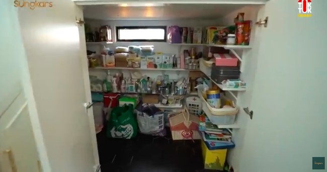 Fitri Tropica memanfaatkan setiap sudut rumah. Seperti area di bawah tangga yang disulapnya menjadi mini-market pribadi. (Foto: Sumber: YouTube/The Sungkars)