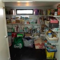 Fitri Tropica memanfaatkan setiap sudut rumah. Seperti area di bawah tangga yang disulapnya menjadi mini-market pribadi. (Foto: Sumber: YouTube/The Sungkars)