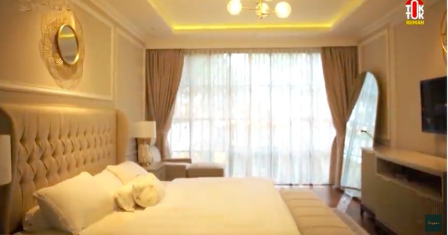 Rumah Fitri dan Irvan terdiri dari dua lantai. Uniknya, pintu masuk utama berada di lantai dua. Adapun kamar utama berada di lantai bawah. Kalau di atas justru panas. Lebih enak di bawah, adem, kata Fitri. (Foto: Sumber: YouTube/The Sungkars)