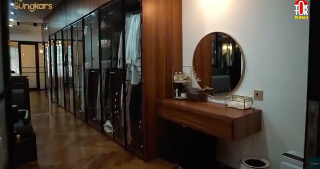 Selain kamar mandi, kamar Fitri dan Irvan juga dilengkapi walk-in closet yang cukup luas. Material kayu menyumbangkan aura yang maskulin sekaligus hangat. (Foto: Sumber: YouTube/The Sungkars)
