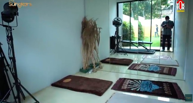 Berdiri di atas lahan seluas 220 meter persegi, rumah Fitri Tropica dan Irvan memiliki halaman yang cukup luas. Di sini, terdapat sebuah mushala yang juga berfungsi sebagai gym dan mini-studio. (Foto: Sumber: YouTube/The Sungkars)