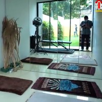 Berdiri di atas lahan seluas 220 meter persegi, rumah Fitri Tropica dan Irvan memiliki halaman yang cukup luas. Di sini, terdapat sebuah mushala yang juga berfungsi sebagai gym dan mini-studio. (Foto: Sumber: YouTube/The Sungkars)