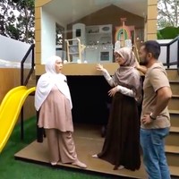 Tidak ketinggalan sebuah area bermain untuk buah hati mereka. Gemas! (Foto: Sumber: YouTube/The Sungkars)
