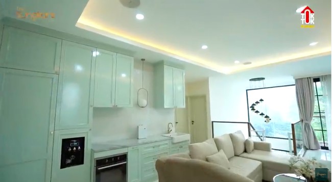 Meski berada di sebuah cluster, rumah Fitri Tropica dan Irvan Hanafi memiliki keunikan tersendiri. Dari luar tampak sama, tapi di dalam terasa berbeda dengan interior bertema American-Classic. (Foto: Sumber: YouTube/The Sungkars)