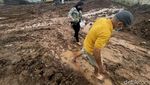 Saat Warga Nyeker Lewati Tanah Becek Demi Berziarah di TPU Rorotan