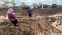 Kondisi tanah yang becek dan licin pun dikeluhkan warga karena dinilai dapat membahayakan para pengunjung yang datang berziarah ke TPU Rorotan.