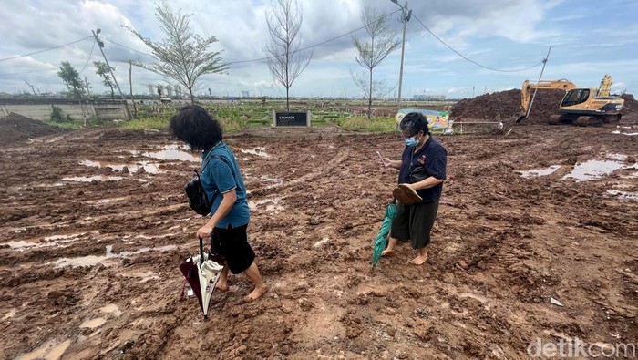 Saat Warga Nyeker Lewati Tanah Becek Demi Berziarah di TPU Rorotan Tanah becek tak halangi warga berziarah di TPU Rorotan, Jakarta. Kondisi itu bahkan membuat sejumlah warga memilih lepaskan sandal atau sepatunya saat melintas.