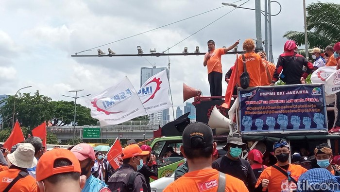Said Iqbal saat orasi di depan Gedung DPR
