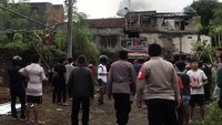 Tampak asap membumbung dari rumah dua lantai tersebut.