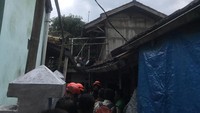 Petugas pemadam kebakaran berhasil memadamkan api sebelum merembet ke rumah lain.