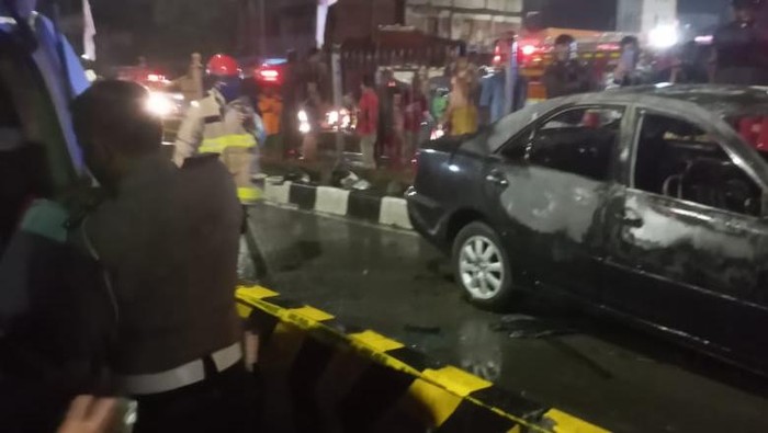 Sedan Camry tabrak separator busway dan terbakar di Senen, Jakata Pusat