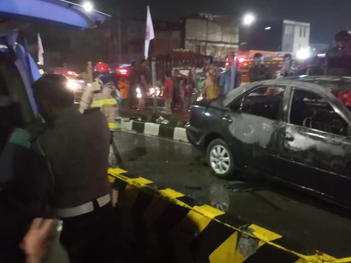Sedan Camry tabrak separator busway dan terbakar di Senen, Jakata Pusat