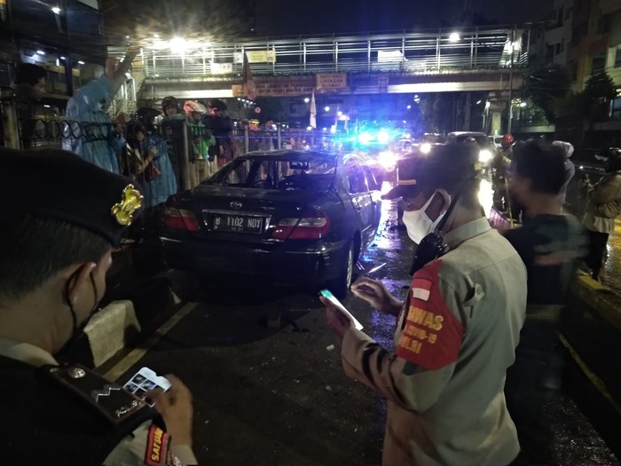 Sedan Camry tabrak separator busway dan terbakar di Senen, Jakata Pusat