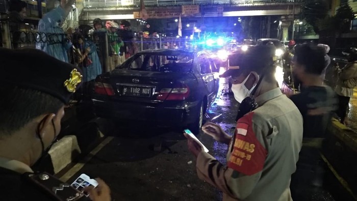 Sedan Camry tabrak separator busway dan terbakar di Senen, Jakata Pusat