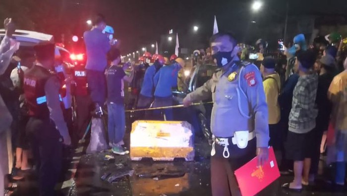 Sedan Camry tabrak separator busway dan terbakar di Senen Sedan Camry tabrak separator busway dan terbakar di Senen, Jakata Pusat