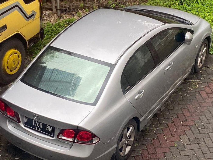 Pemilik akun Twitter @denasosro melaporkan sedan yang seminggu terparkir di depan rukonya. Lokasinya di Ruko Galeri Bukit Indah, belakang PTC Mal.
