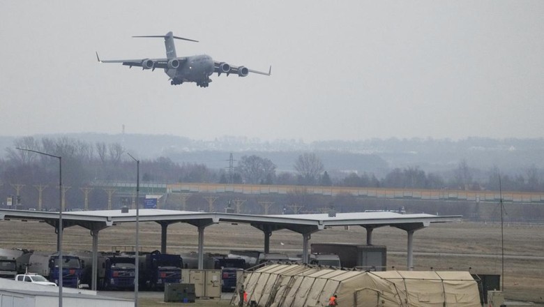 Siaga Invasi Rusia ke Ukraina, Tentara AS Mendarat di Polandia Tentara AS mulai berdatangan ke Polandia berkaitan dengan panasnya hubungan Rusia-Ukraina. Rombongan pertama tentara AS diketahui tiba pada Sabtu (5/2) kemarin.