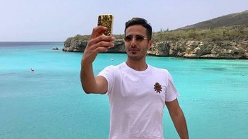 Menurut pengakuan orang-orang yang merasa ditipu Simon Leviev, pria ini pertama-tama mengajak mereka bersenang-senang dengan kekayaannya. Foto: Instagram/@simon_leviev_official