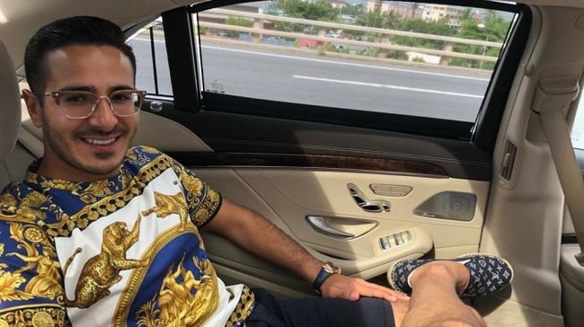 Pria bernama asli Shimon Yehuda Hayut ini juga sering kali berpose dengan busana dari brand high-end, salah satunya Versace. Foto: Instagram/@simon_leviev_official