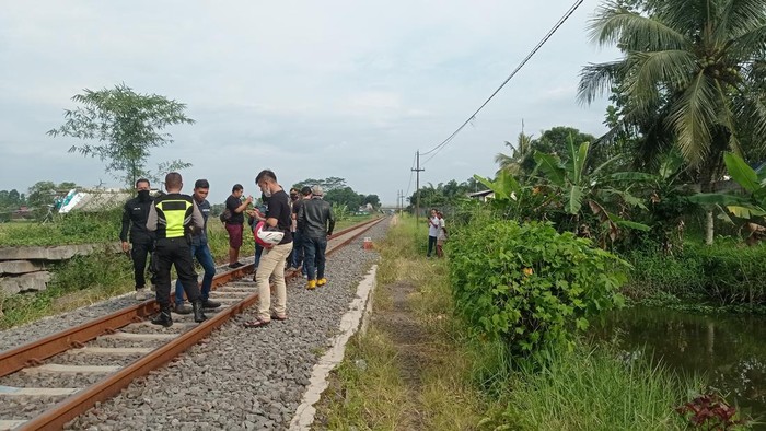 Suasana di sekitar lokasi kejadian pria terserempet kereta api