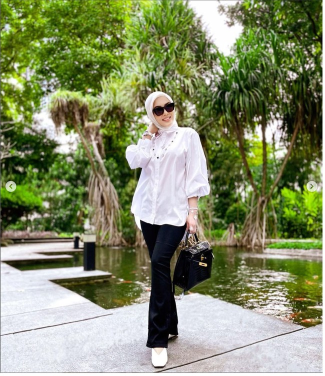 Bergaya dengan busana monokrom, Syahrini tampak menenteng tas Hermes Kelly berwarna hitam yang senada dengan busananya. Tas Hermes Kelly Matte Croco Niloticus itu harganya mencapai lebih dari Rp 1 miliar. Foto: Dok. Instagram @princessyahrini