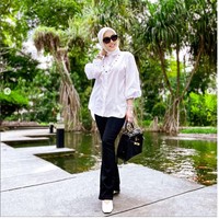 Bergaya dengan busana monokrom, Syahrini tampak menenteng tas Hermes Kelly berwarna hitam yang senada dengan busananya. Tas Hermes Kelly Matte Croco Niloticus itu harganya mencapai lebih dari Rp 1 miliar. Foto: Dok. Instagram @princessyahrini